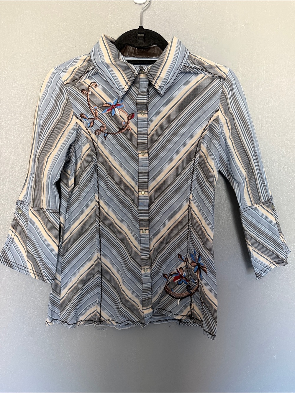 Women’s Button-Up Shirt Western Style Floral Embroidery 3/4 sleeve‎ Size Small